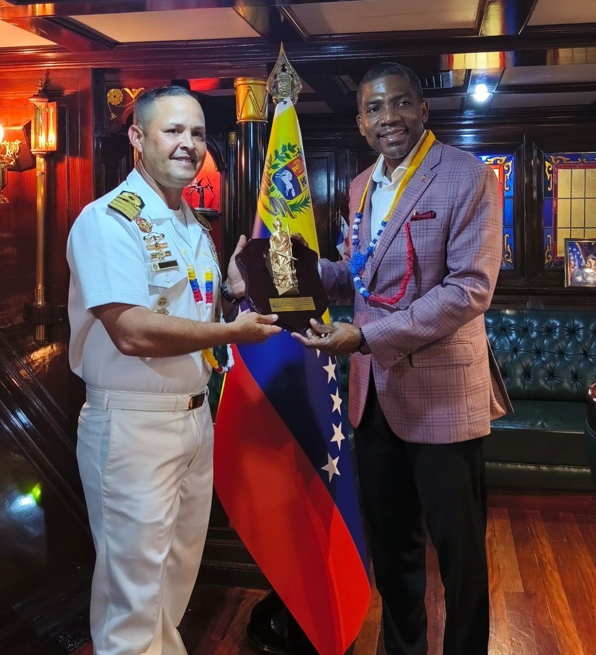 Primer Ministro Terrance Drew visitó Buque Escuela Simón Bolívar en su parada en San Cristóbal y Nieves
